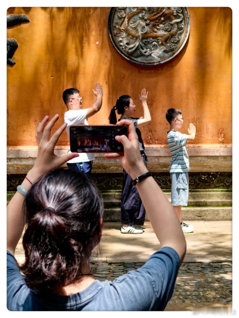 国清寺人气超高，车都没地方停。大伙儿来国清寺千万不要把车停到山下停车场，一直开上