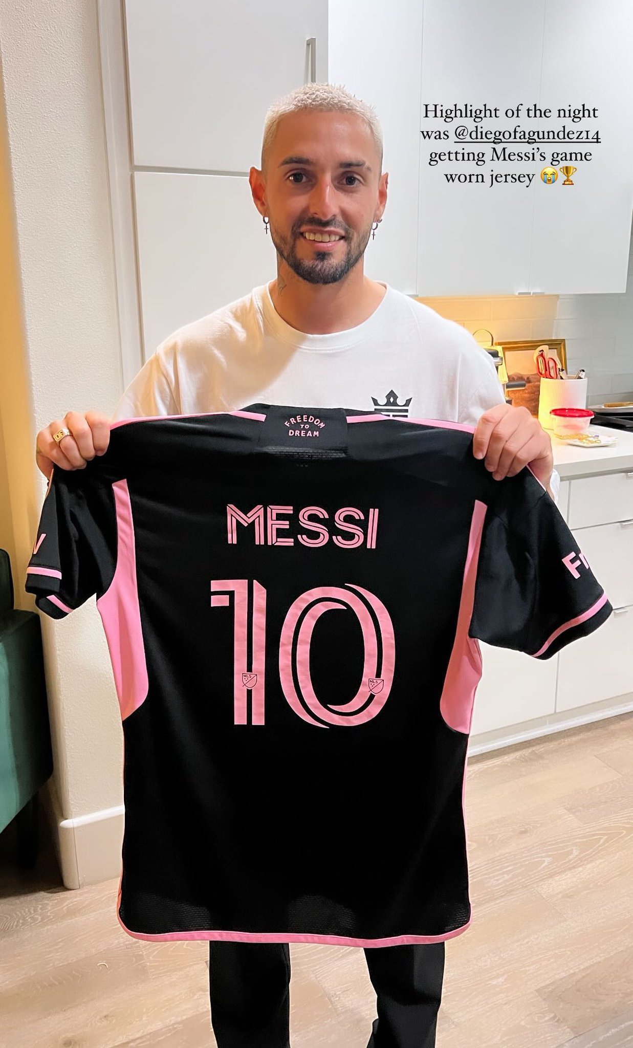 洛杉矶银河球员迭戈·法贡德斯获得梅西球衣💙他的的妻子Ashley发布ins：我