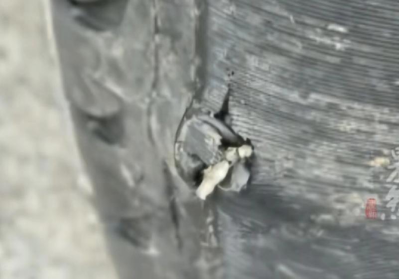 元旦逛司徒小镇遭黑手！游客车胎被铁刺扎成筛子，景区兜底却喊冤
 
开开心心元旦去