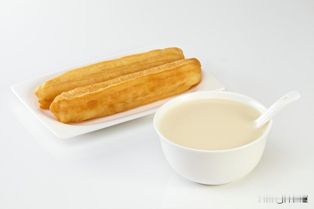 小时候，早餐有这么一套油条豆浆就心满意足，和小伙伴们边吃边讨论着当天的游戏。长大