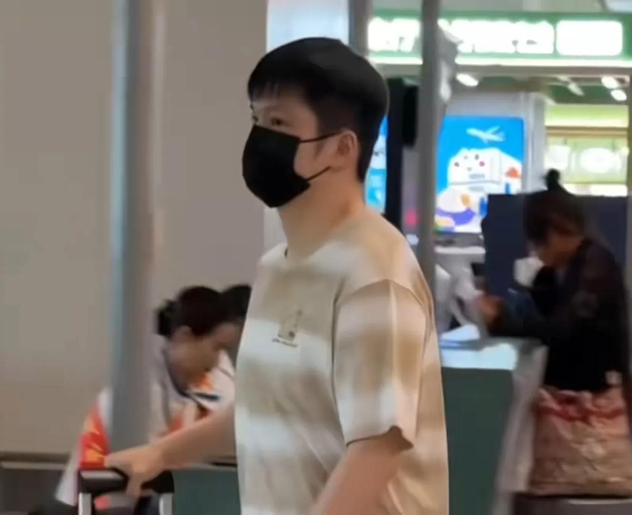 樊振东下半年赛程：
7月底 代表上海地产集团，出战乒超第二阶段比赛。
8月末 首