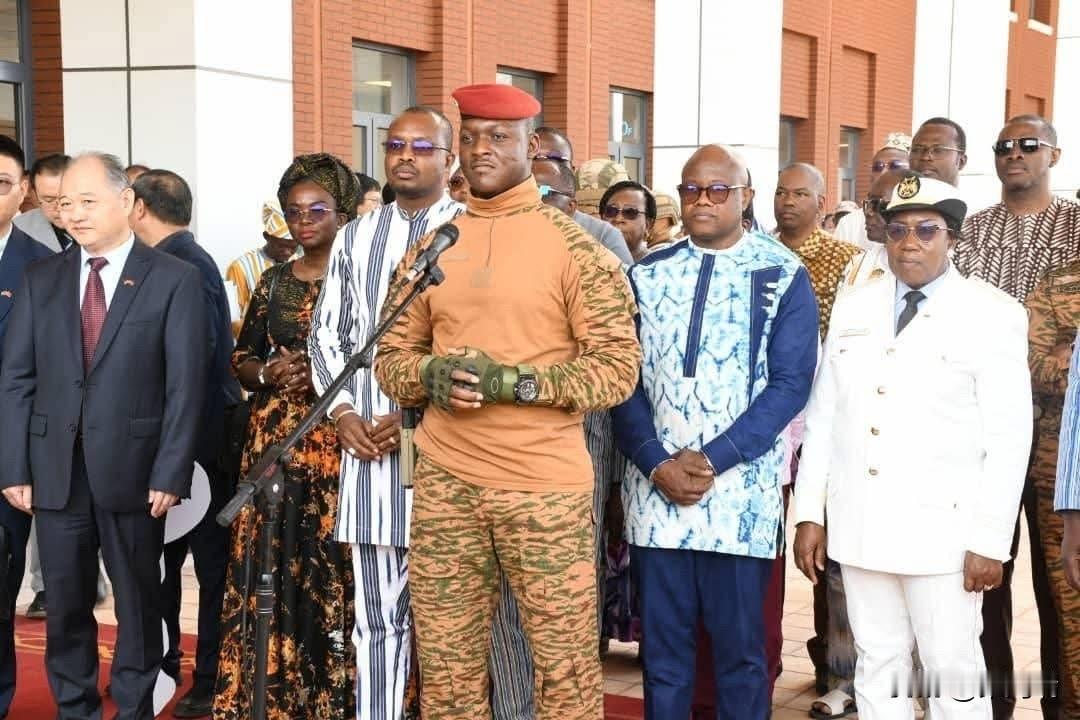 布基纳法索过渡总统易卜拉欣·特拉奥雷（Captain Ibrahim Traor