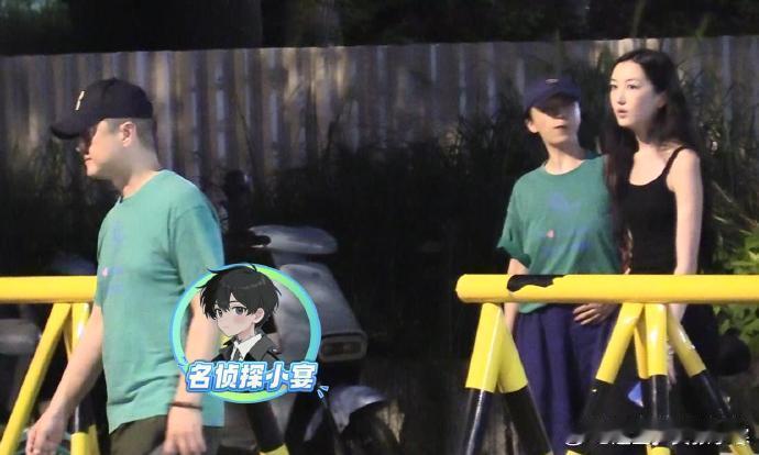 李亚鹏带李嫣聚餐 李亚鹏带李嫣聚餐，父女俩最近经常同框啊！  李嫣抽电子烟 ​​