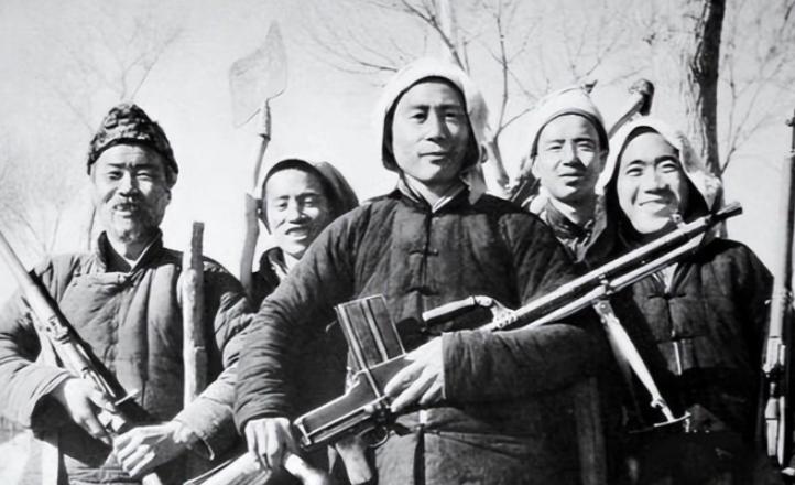 1939年秋天，抗日战争的烽烟弥漫在山东陵县的上空。村子中出现了300多名八路军