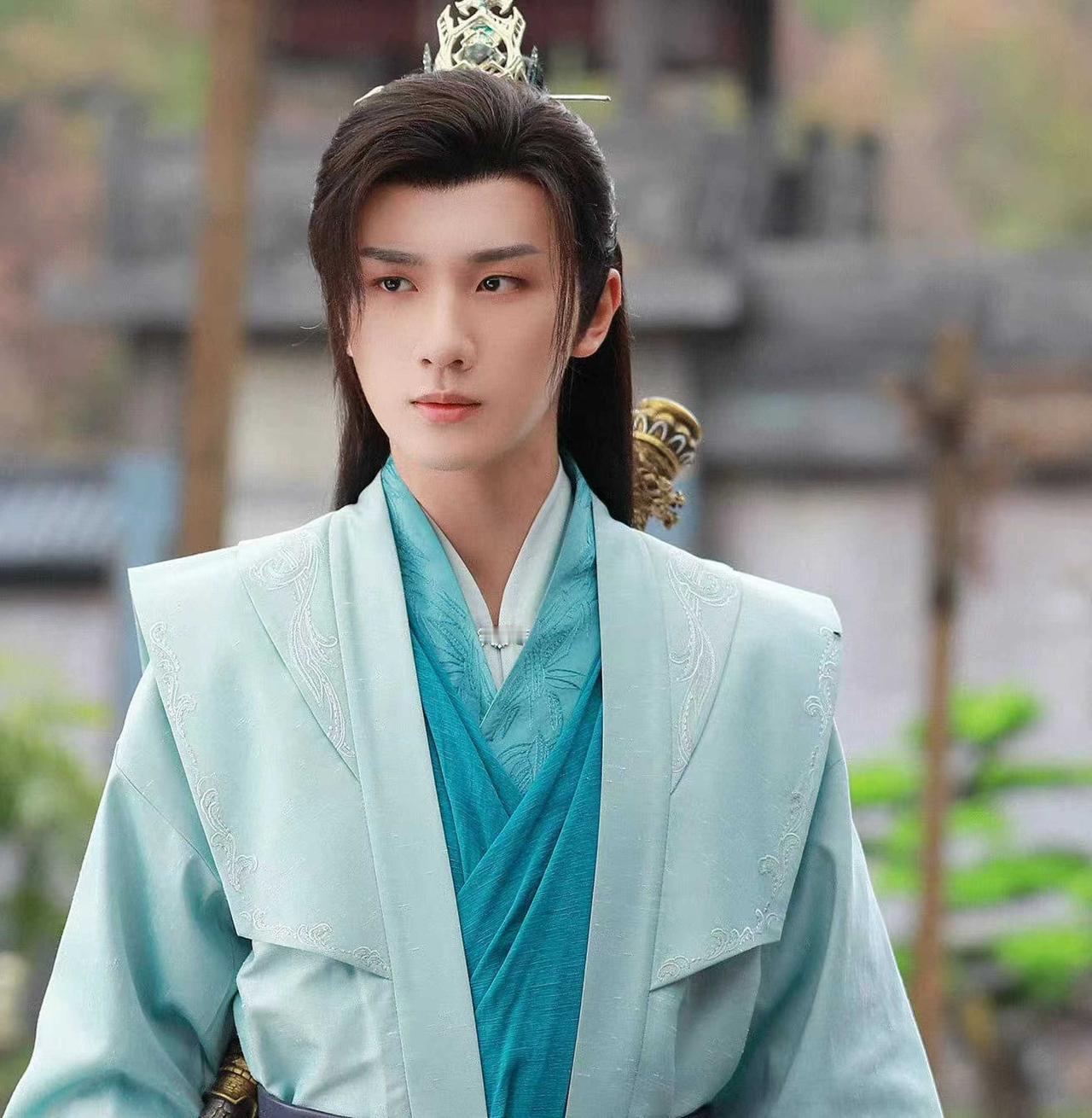 李宏毅工作室硬刚前经纪人：从"发声明"到"法庭见"，艺人维权换打法了
7月26日