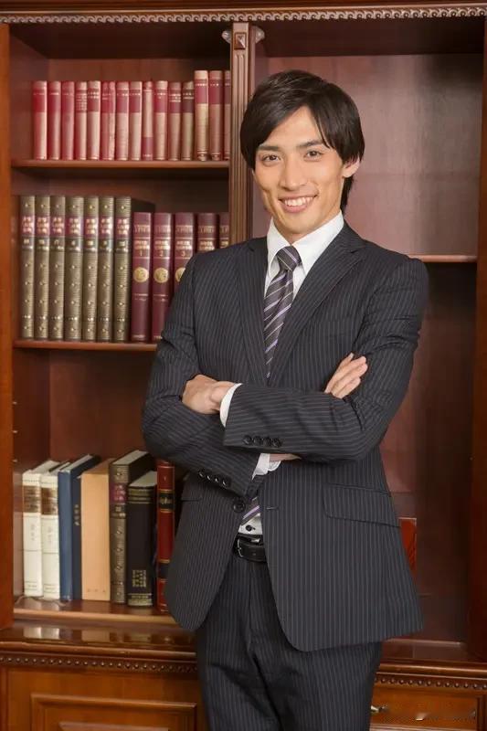 申请再审找律师有用吗?
找律师是有一些用的，毕竟律师具有专业知识和经验，可以让你