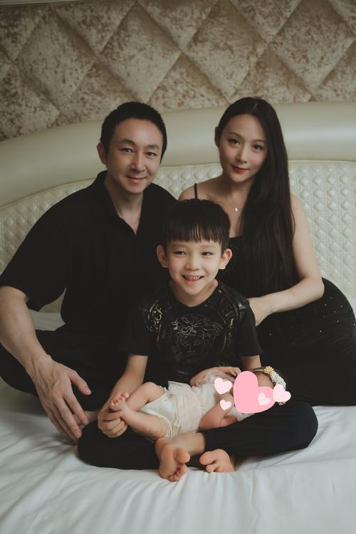 六一儿童节当天，白举纲晒出全家福官宣得女，字里行间满是初为人父的柔软。他说女儿像