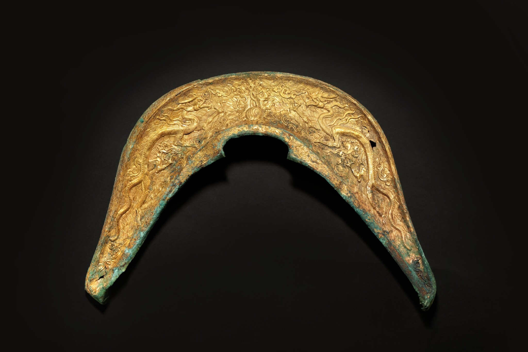 苏富比2026纽约春拍辽代的鎏金龙纹马鞍桥饰 