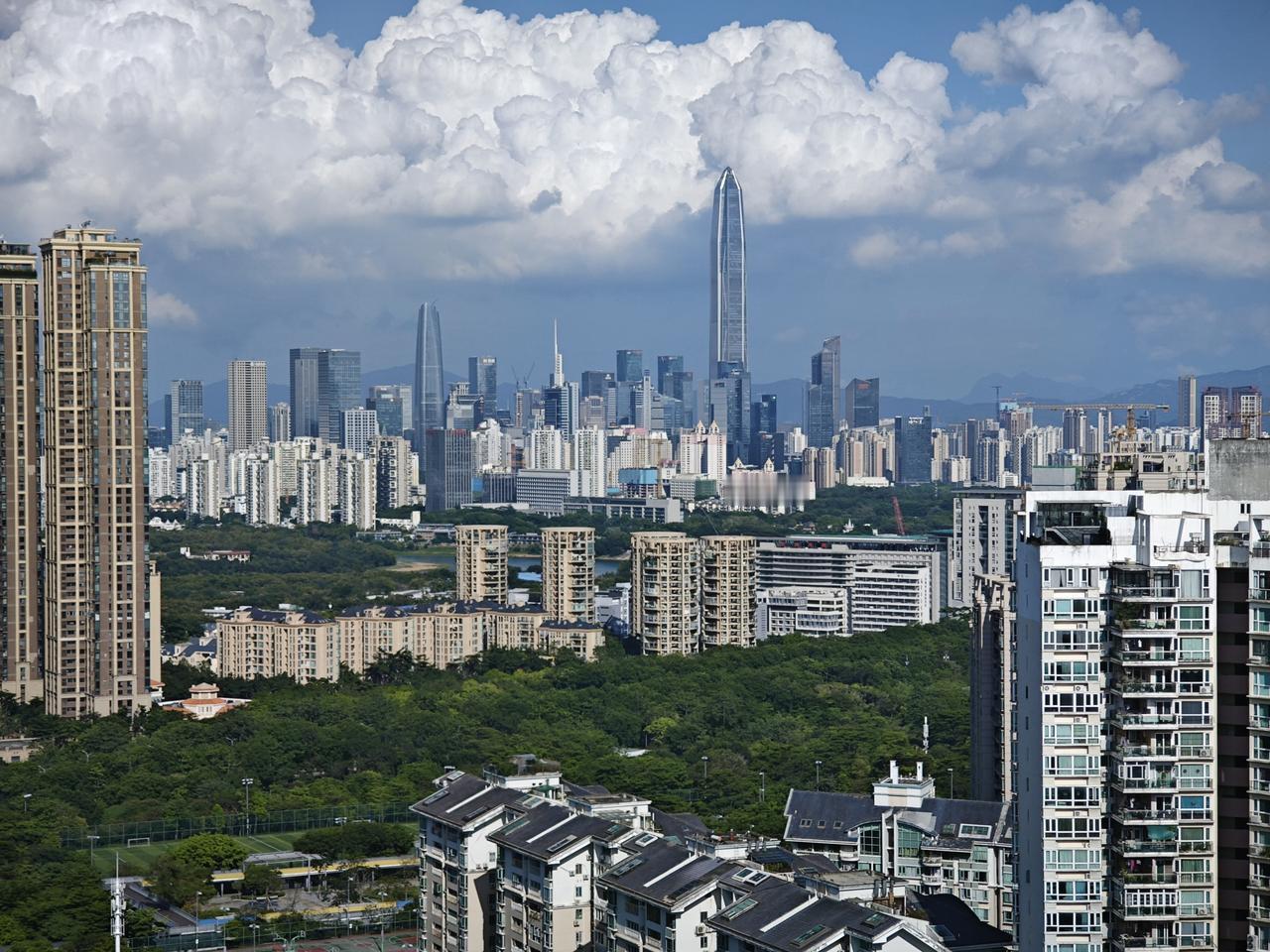 深圳是一座很奇怪的城市，到处都是超级摩天楼，据统计已经建成或者封顶的超过300米