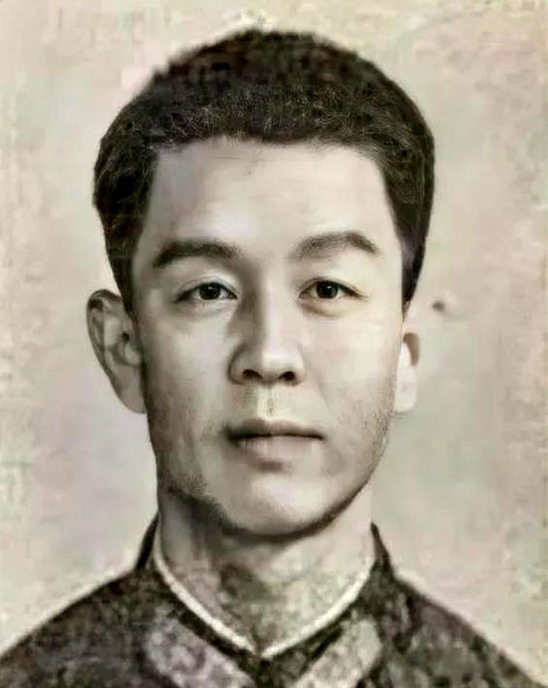 1979年，对越自卫反击战中，李庆海在护送师部首长突围后，又杀了回去，这时，一颗