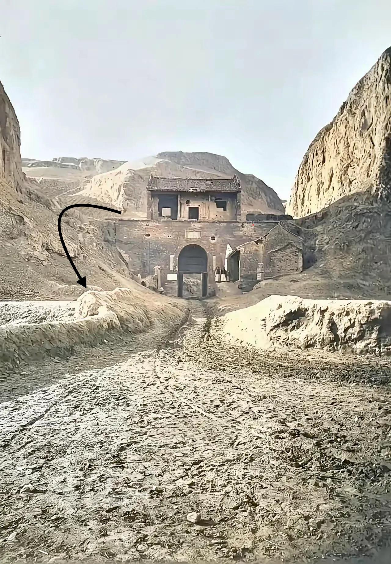 函谷关，在古代是一夫当关万夫莫开（汉代之前）！
汉代以后不太够用了，曹操才会去修