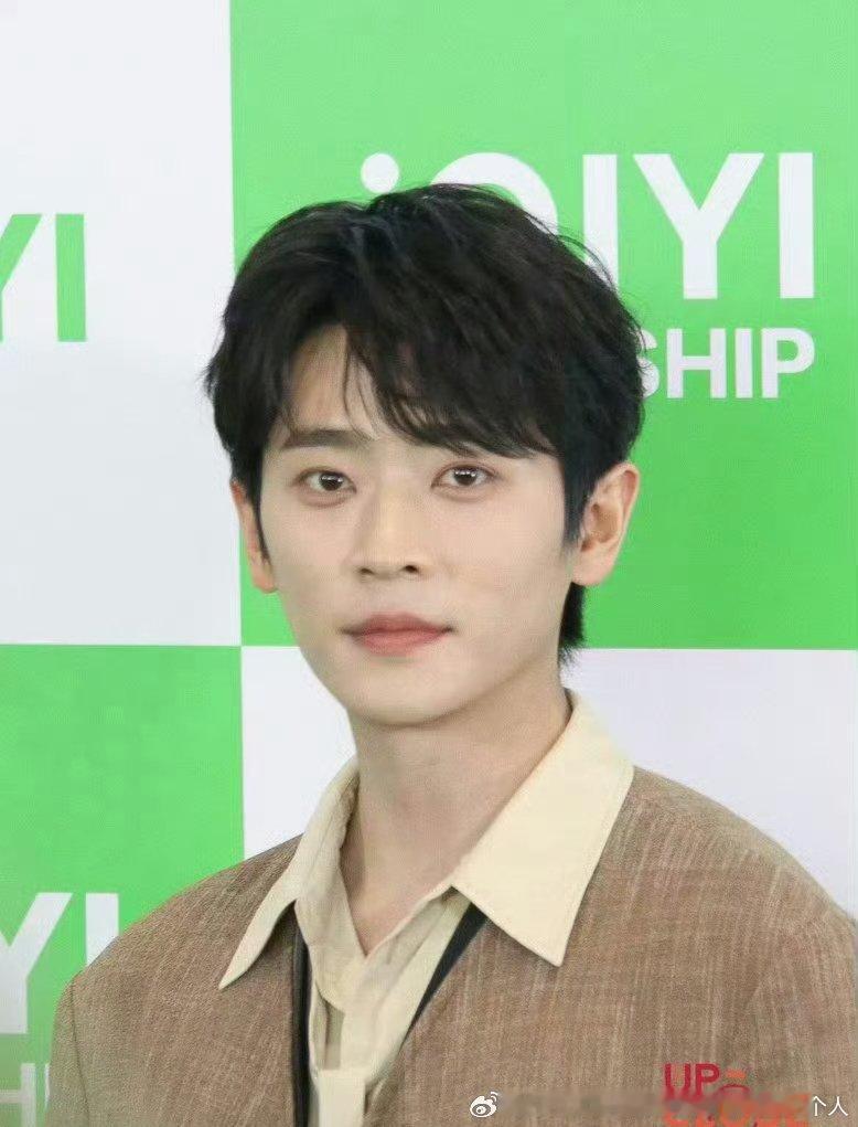 加了滤镜也很丑一男的 