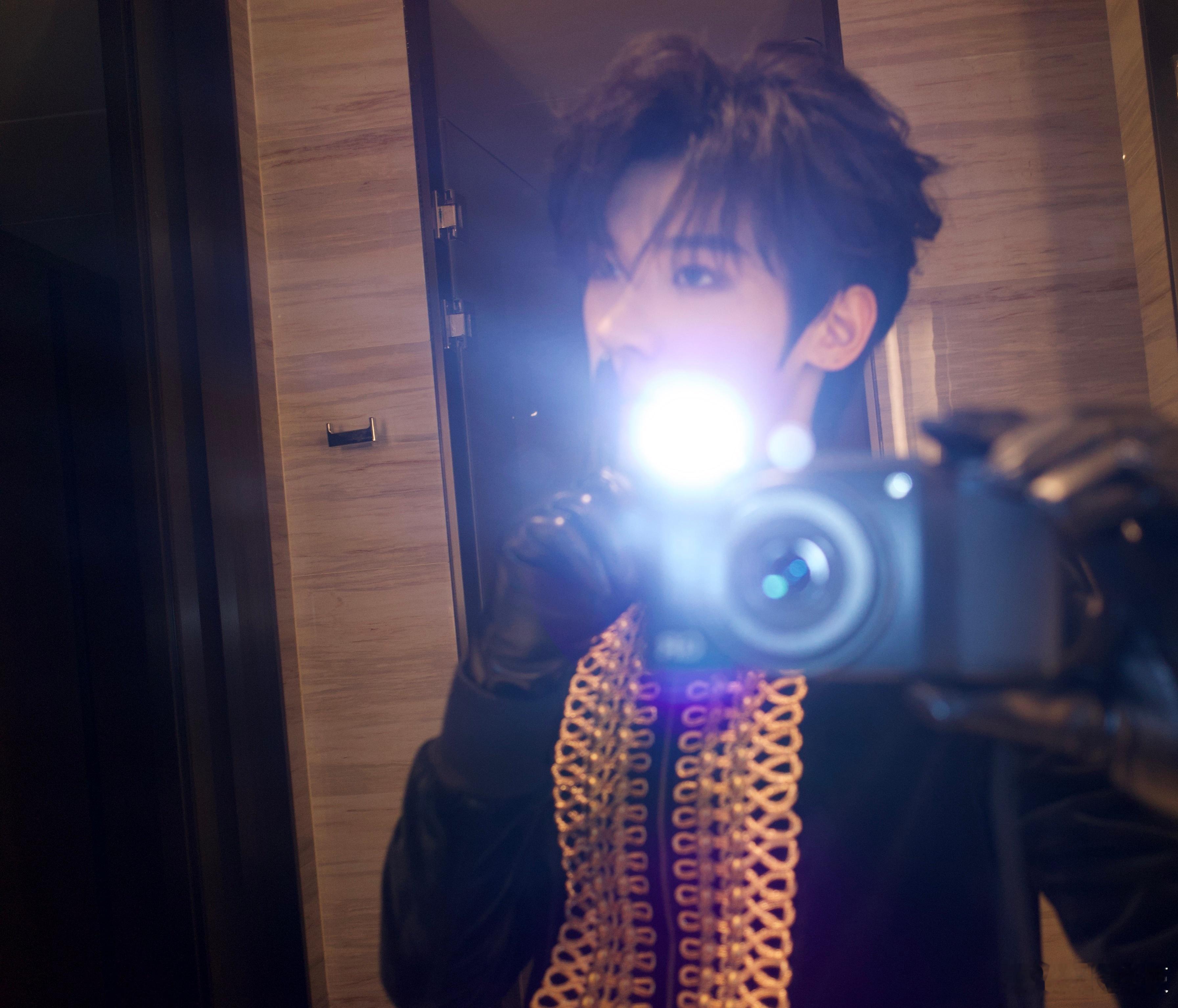 张峻豪 × 新年快乐📸in Saint Laurent & RĒV LIX 2