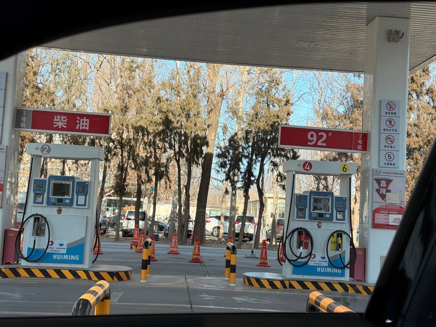 加油的速度确实是快，但可能就因为速度快，移动支付的到来加油站加油的体验愣是一点提