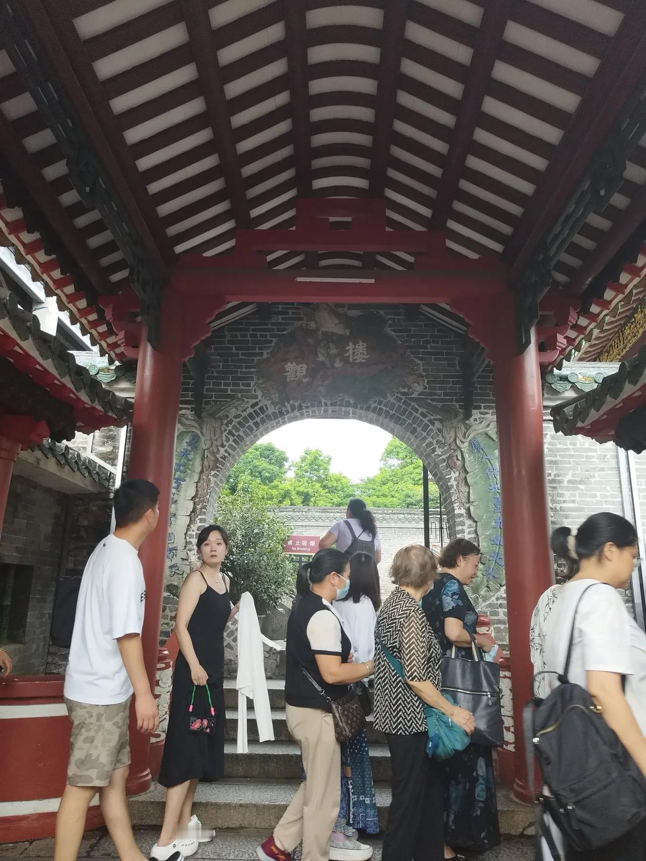万事劝人休碌碌，举头三尺有神明。
谁说天爷没有眠，能为人间报不平。