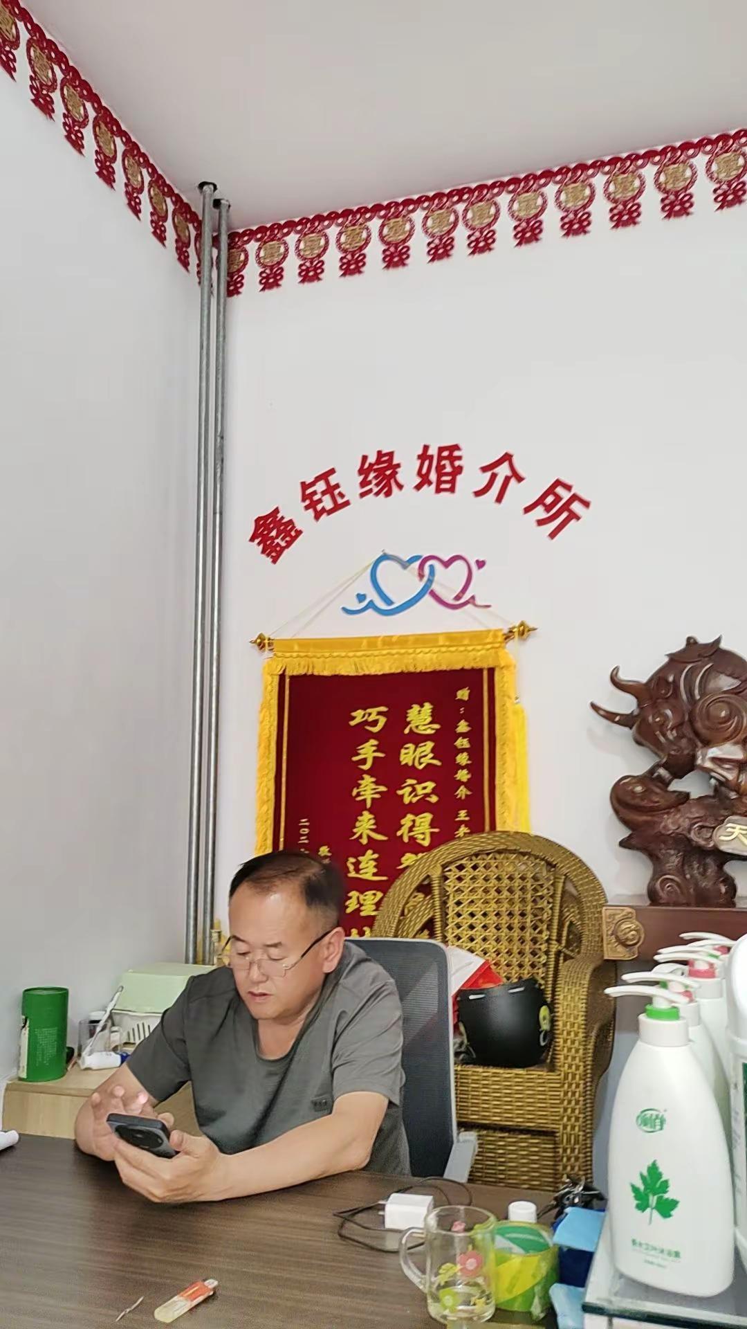 大龄老男人杨先生，终究还是走进了婚介所。到了年纪，开始为终身大事低头，期盼能遇一