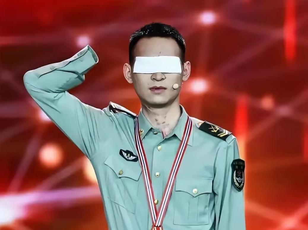 网上有人给杜富国算了笔账：月津贴3万2，国家分了180平的房子，水电燃气全免。