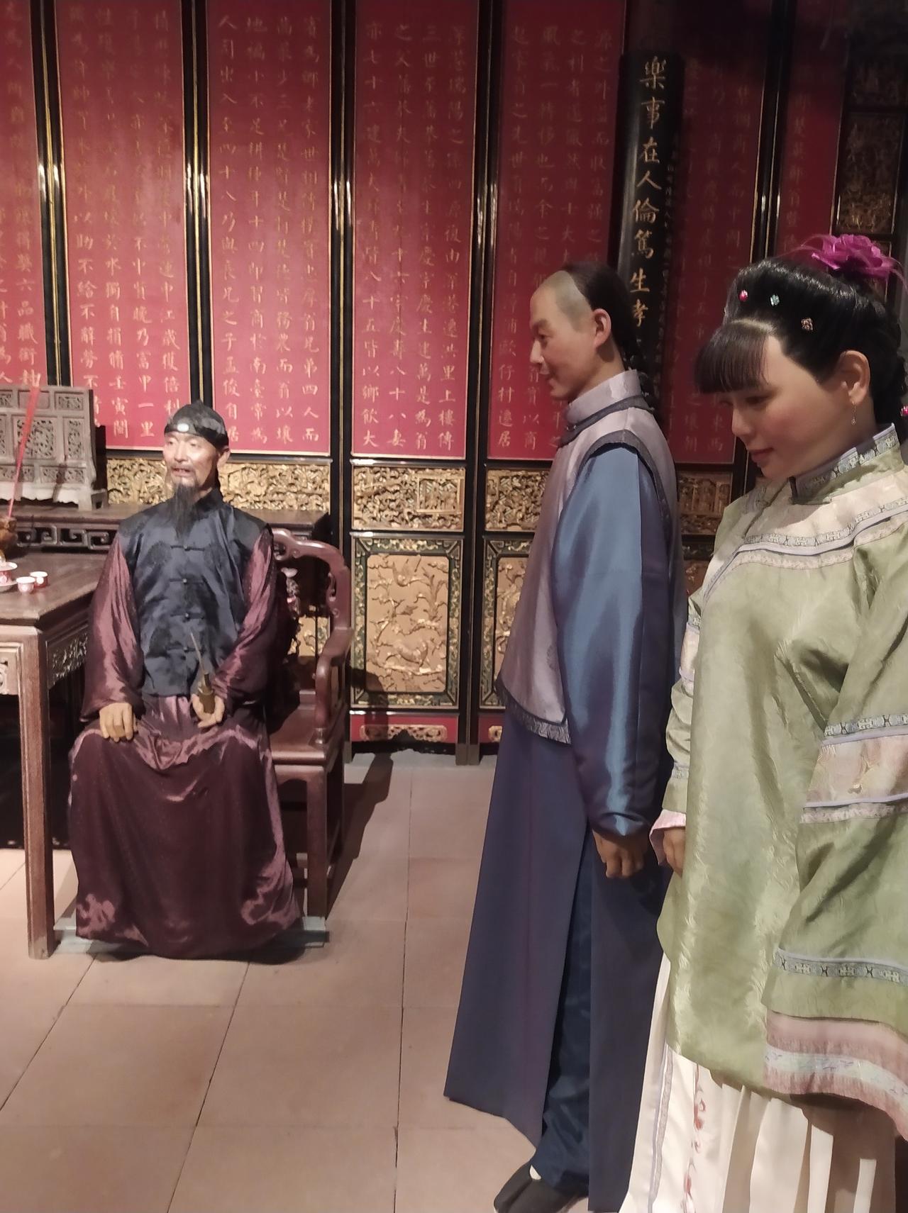 这是清代人的模型。注意相片上的妇女，她们的头发怎那么多，里面有没有填充物？我们现