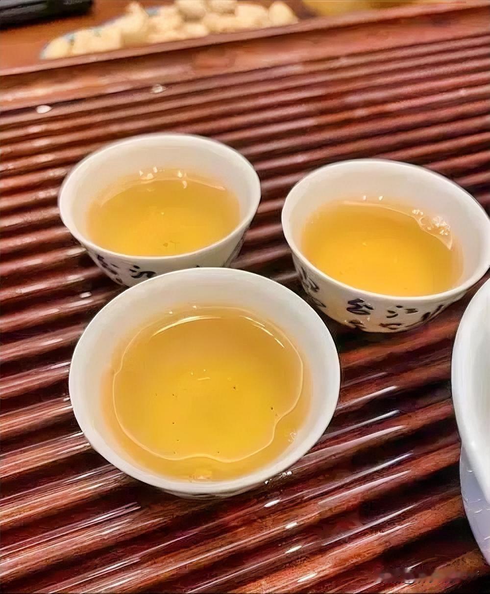 喝了一杯茶，拉拉家常话，在茶席间，人们能卸下伪装，示弱成了勇气。真心话虽刺耳，却