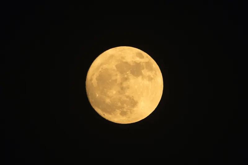 每日禅语

中秋之夜，月光如澄澈之水，倾洒人间。月圆如镜，映照出万物本真。我们于