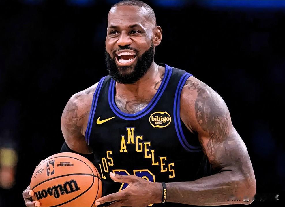 詹姆斯真老了，才打一场比赛就肌肉酸痛了。

今日，湖人主教练雷迪克在训练之后接受