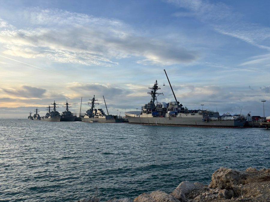 10月31日星期五，在西班牙罗塔海军基地，可以看到“阿利·伯克”级导弹驱逐舰——