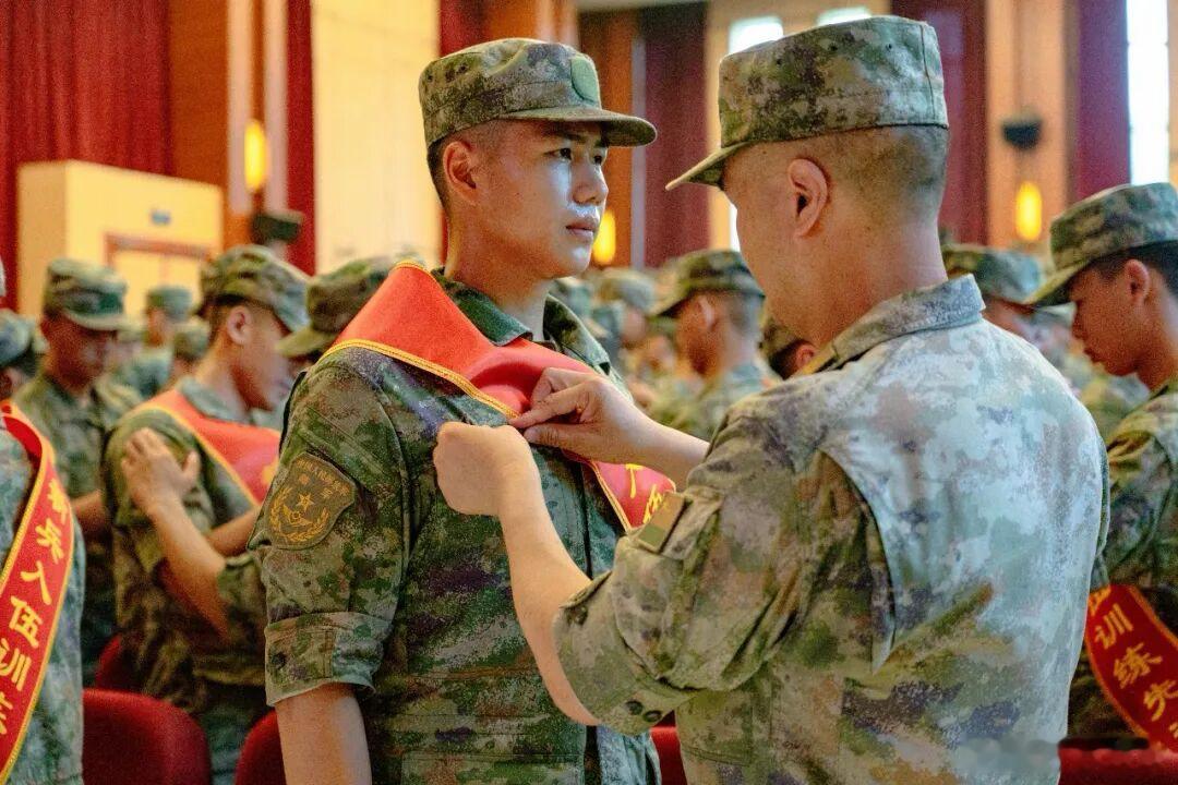 兵王父亲为新兵儿子授衔“长大后我就成了你”这句话具象化了！陆军兵王李小龙，有着二
