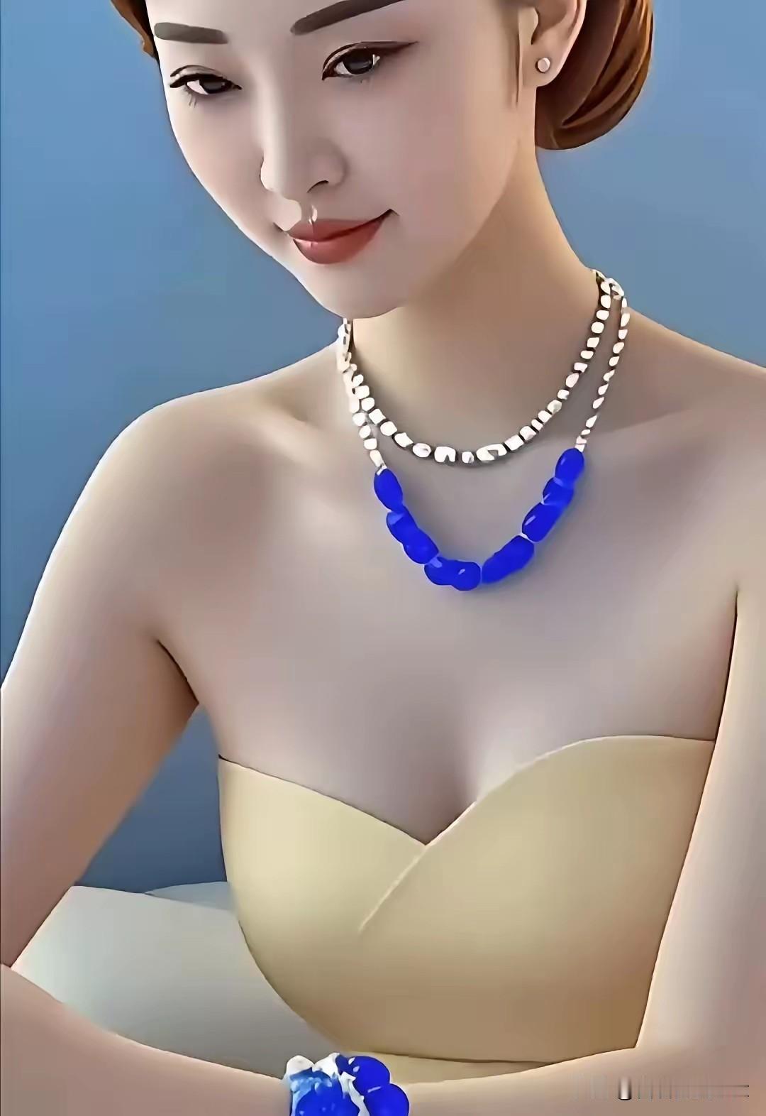 七言·蓝韵
 
玉颈凝光映素妆，
蓝珠叠翠缀清光。
盈盈浅笑藏风华，
一抹幽蓝压