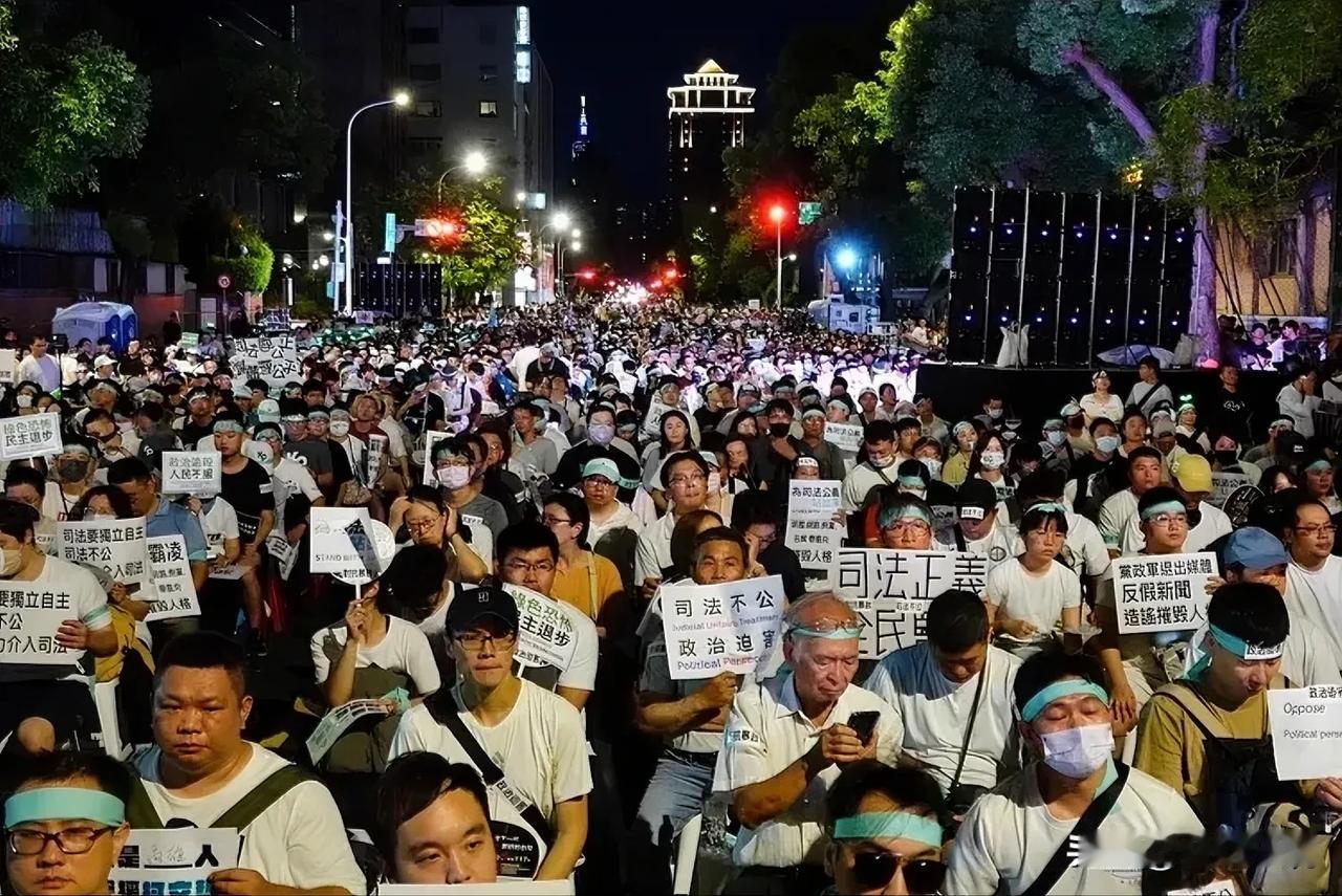 上街挺柯文哲！小草信心仍在　曝心声“等阿北出来”

柯文哲被上铐押往看守所画面震