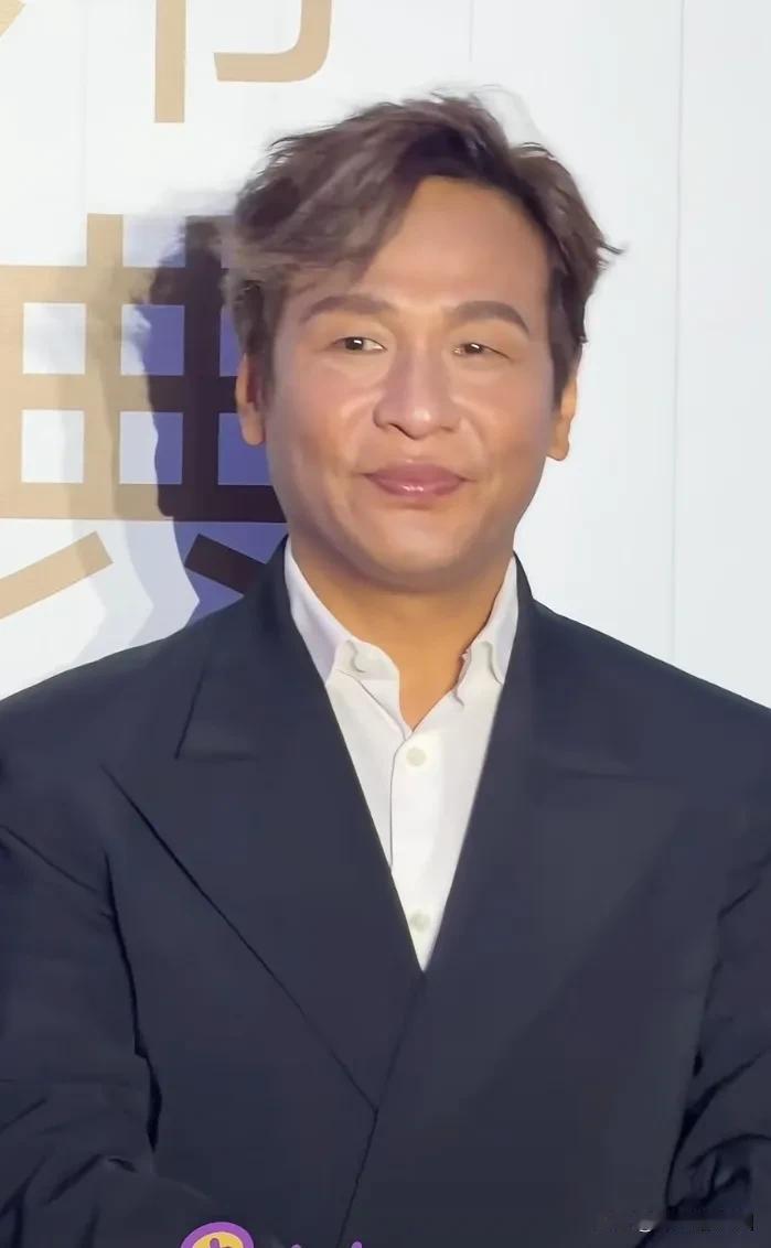 近日，宋小宝出现在某活动现场，发福了不少，不仔细看以为是欧弟呢，也有些像张颂文，