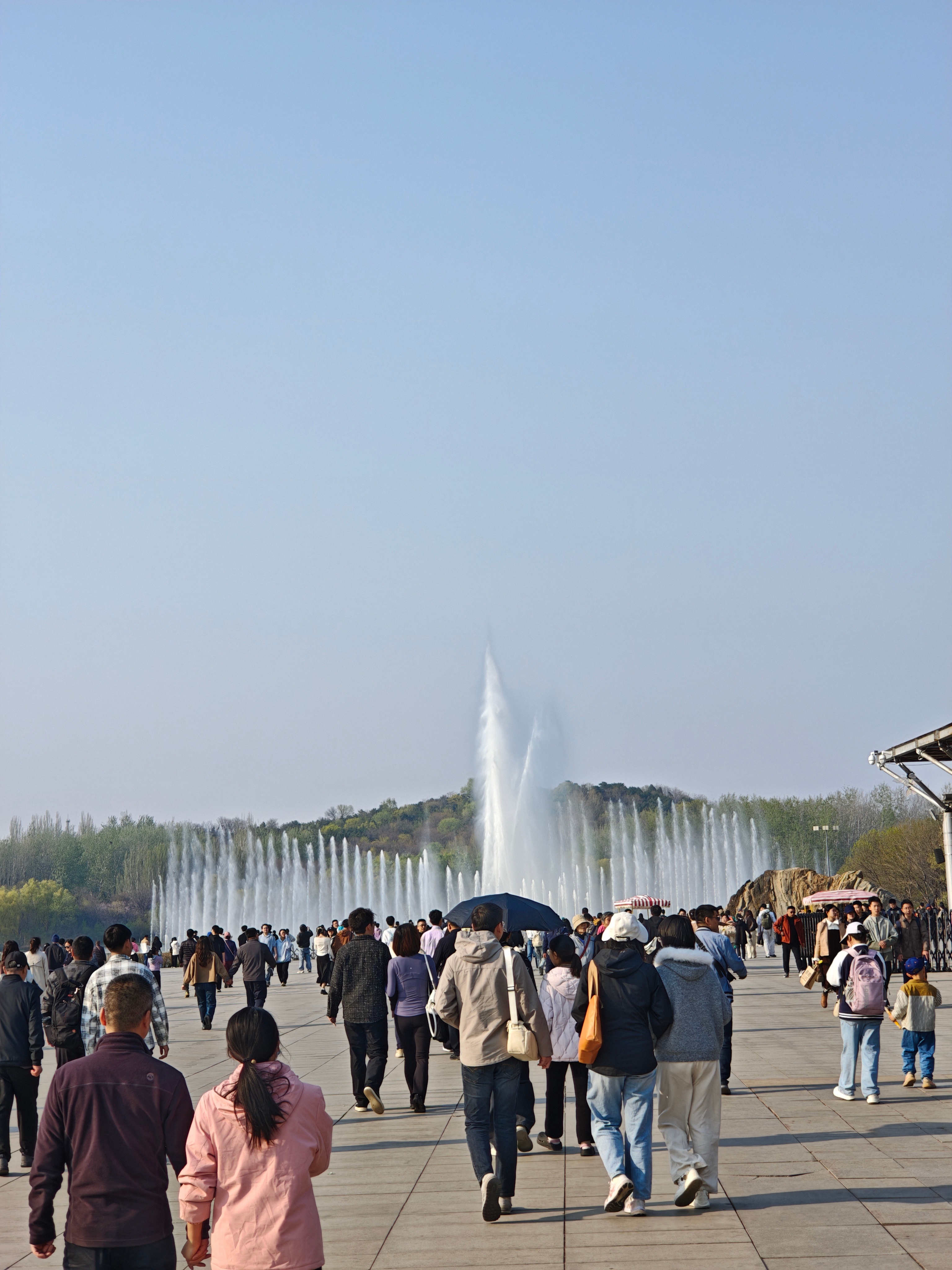 再上18天班休5天清明三天假过的真快啊，下次放假就是18天后的五一了不过放假期间