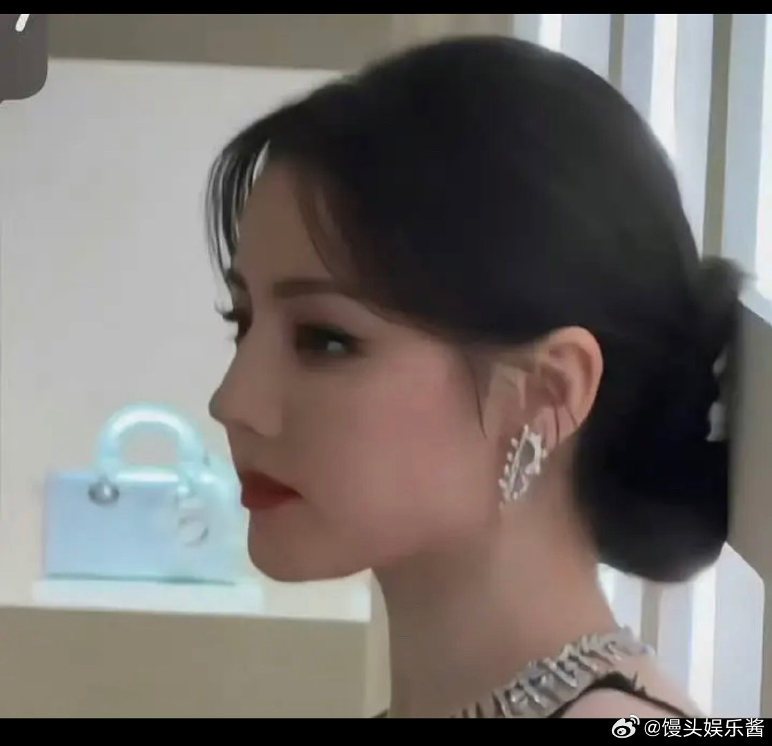 迪丽热巴、刘亦菲同角度🈶️，你吃谁的颜 