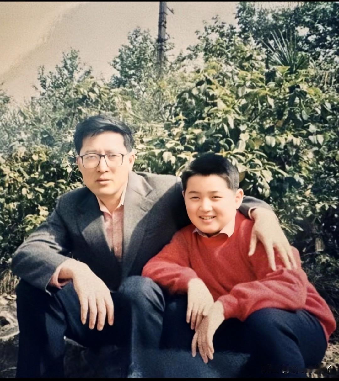 上世纪九十年代，胡歌与他父亲的留影旧照，没想到吧，小时候的胡歌也是个小胖墩哦[呲