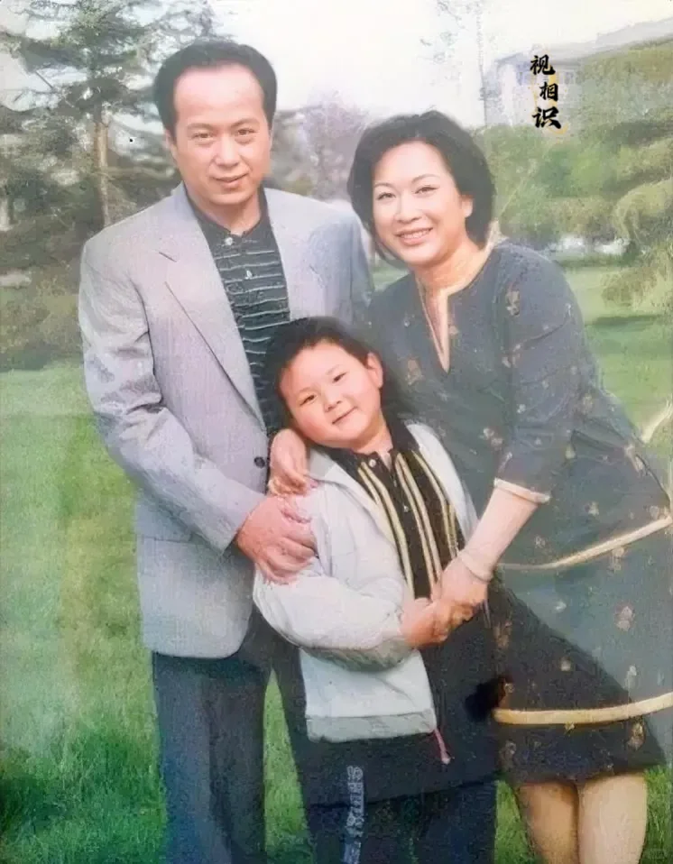 2002年，播音员罗京与他的妻子刘继红、儿子罗疏桐的全家福合影，一家三口面对镜头...