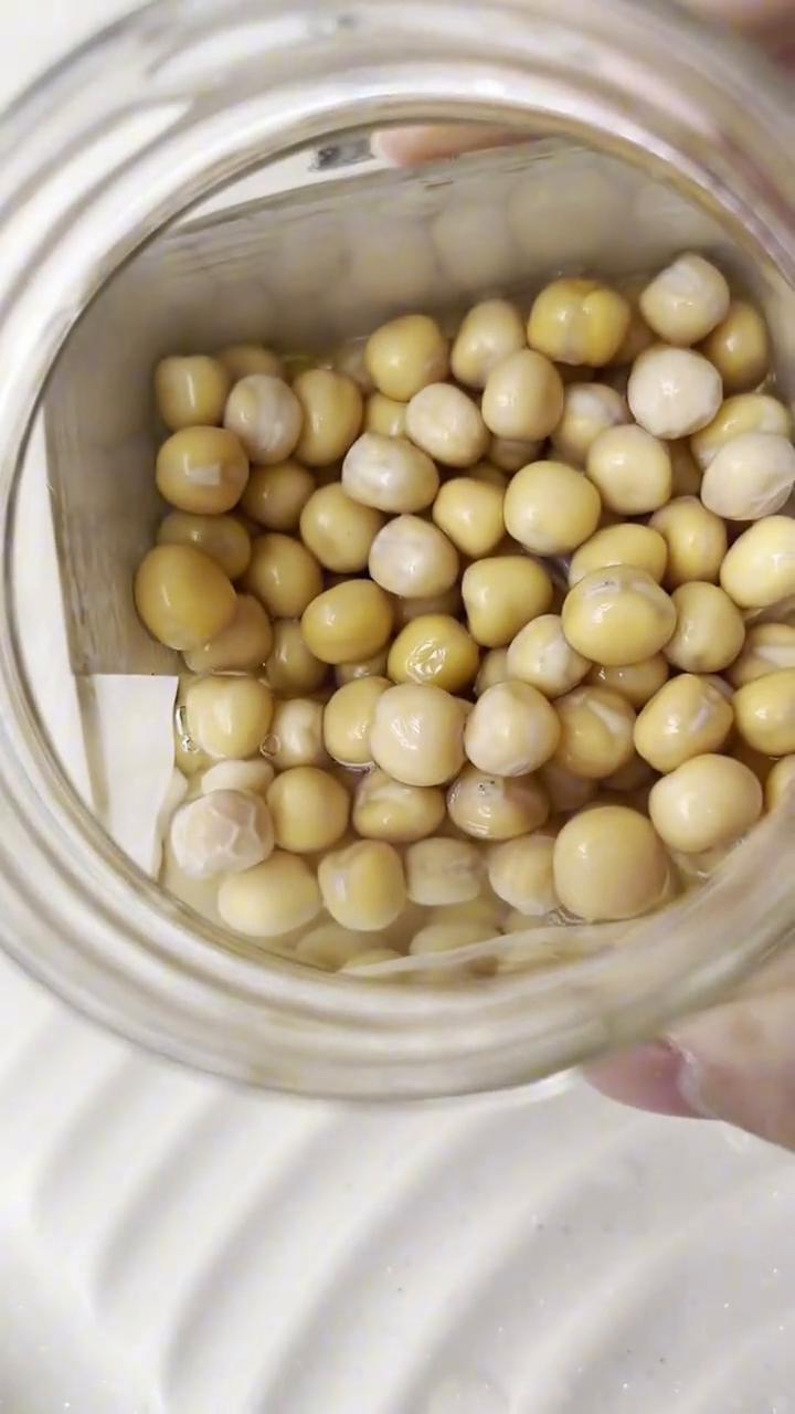 半个月挑战吃豌豆苗的第二天，现在的温度还是有点低。这是昨天晚上泡的种子，一夜过来