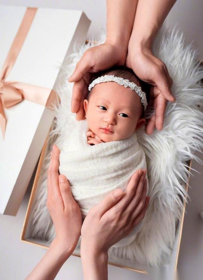 方力申晒了张全家福。
结果一堆人跑去他老婆底下留言，问她是不是只负责到场，抱了下