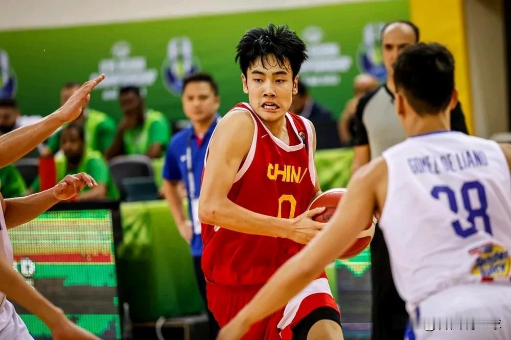 中国U18男篮今晚在浙江衢州国际挑战赛上赢得了一场精彩的胜利。面对劲旅塞尔维亚U