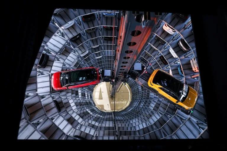 【德国恢复电动汽车补贴以提振市场】[国籍一换，补贴就成了“提振市场”]（法新社）