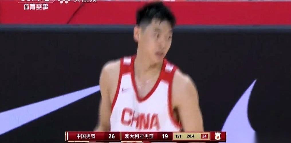 那场打澳大利亚的热身赛，第一节刚打完，比分26比19。
但数字没意思，有意思的是