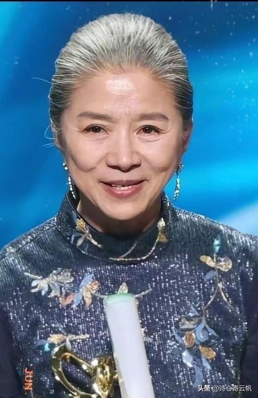 有没有发现
迟蓬有点不对劲
别人获奖都是喜极而泣，可她反倒全程没有激动落泪，自始