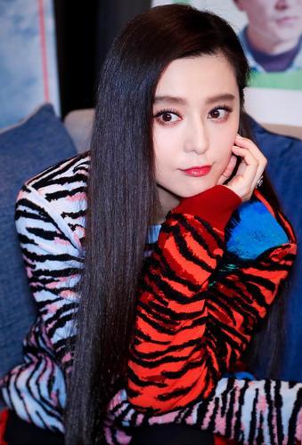 娱乐圈巅峰时期塌房的明星
[熊猫]翟天临  - 学术造假
[熊猫]李易峰 - 因