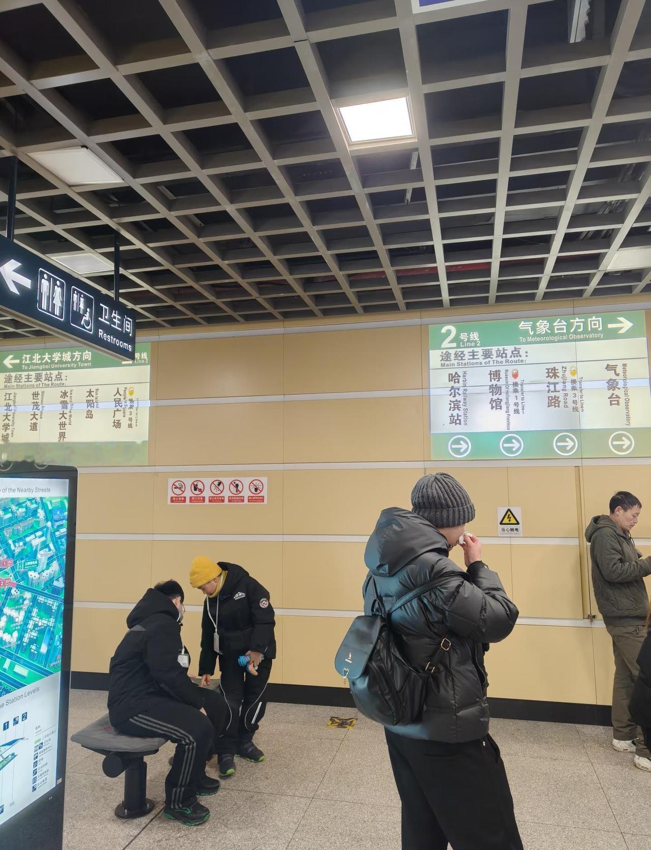 哈尔滨地铁贴心了 用投影仪来报站
哈尔滨地铁真的已经步入了下一个级别 怕大家坐车