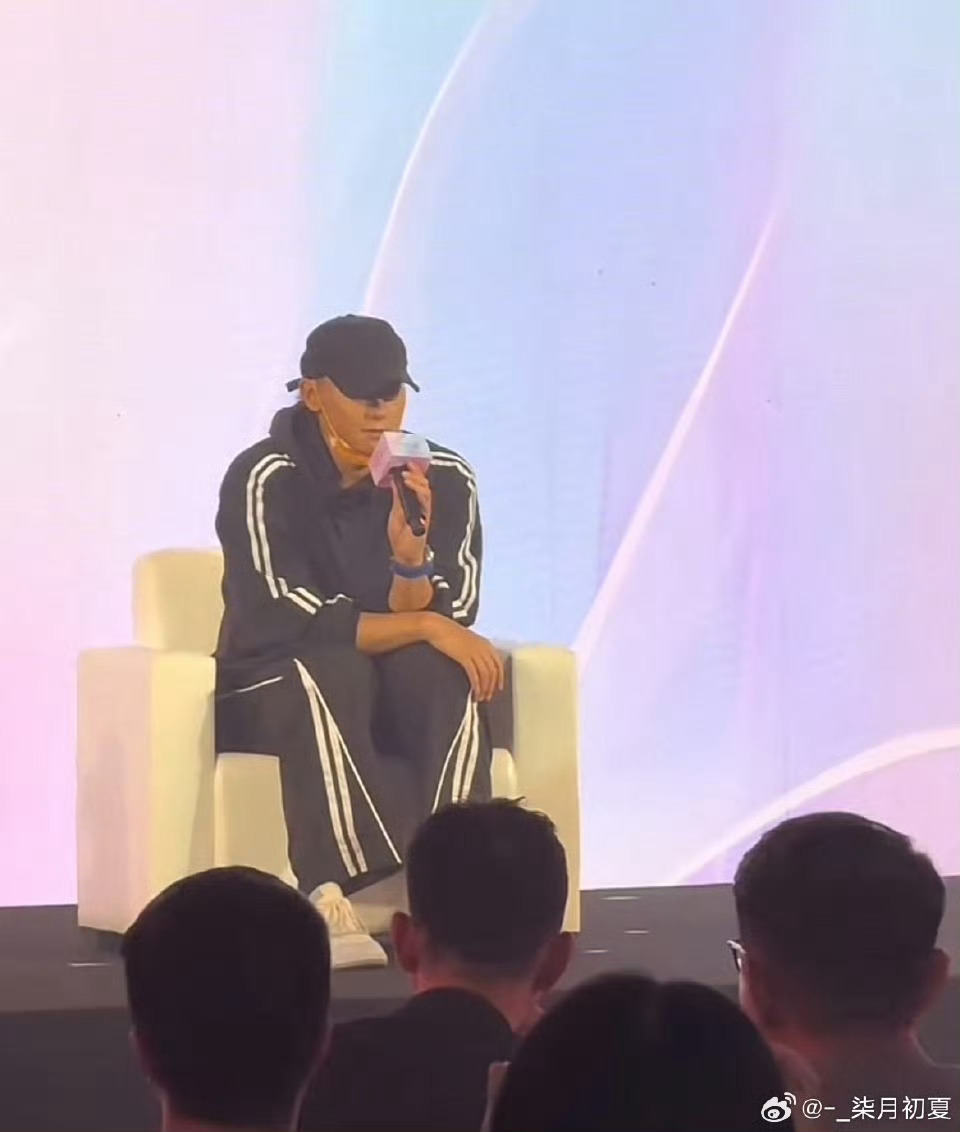 黄子韬卫生巾发布会直播雷总没做的产业，黄子韬去做了 希望真的能符合女性需求 好用