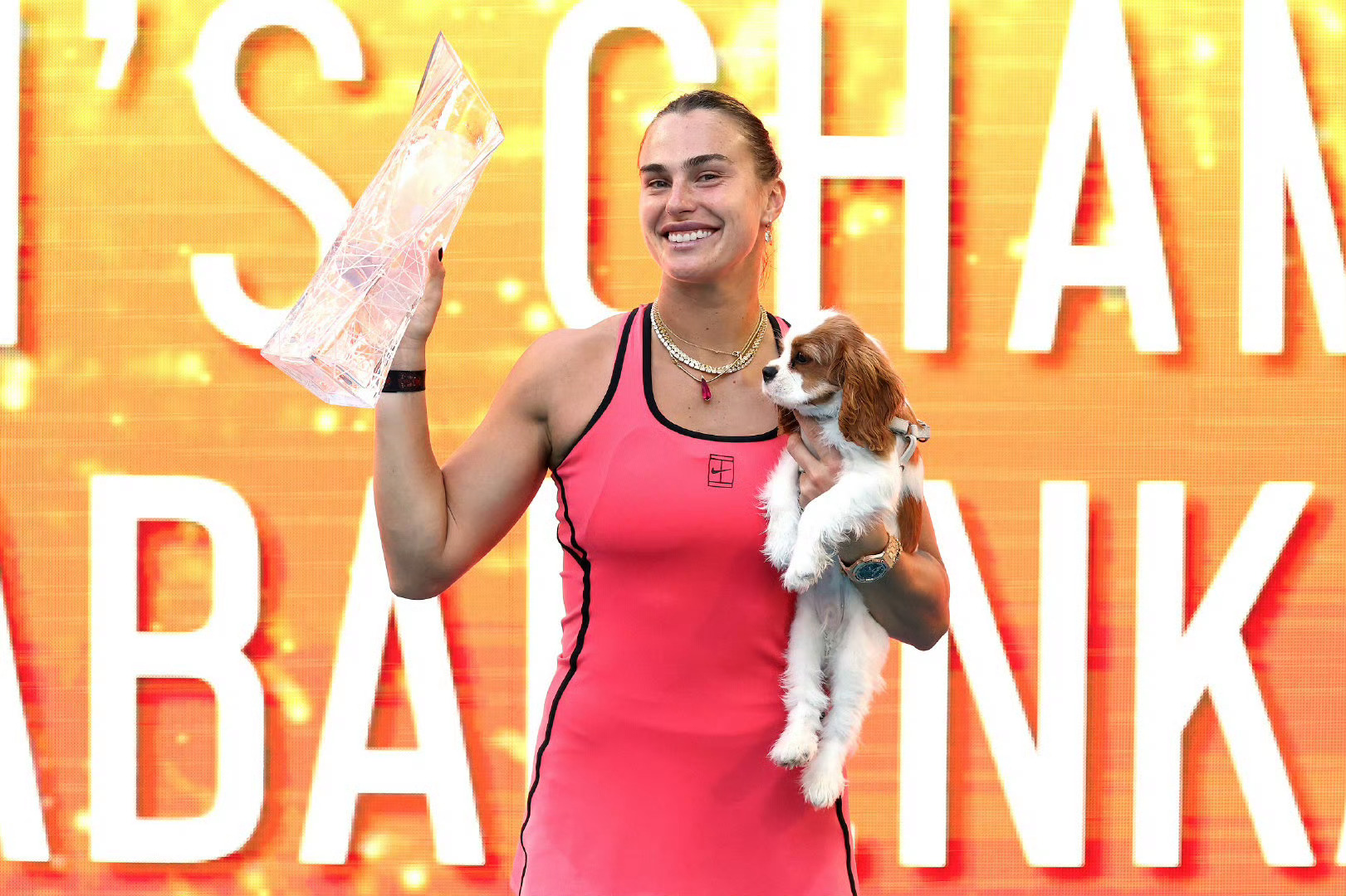 阳光双冠俱乐部迎来新成员。在刚刚结束的WTA1000迈阿密站决赛中，头号种子萨巴