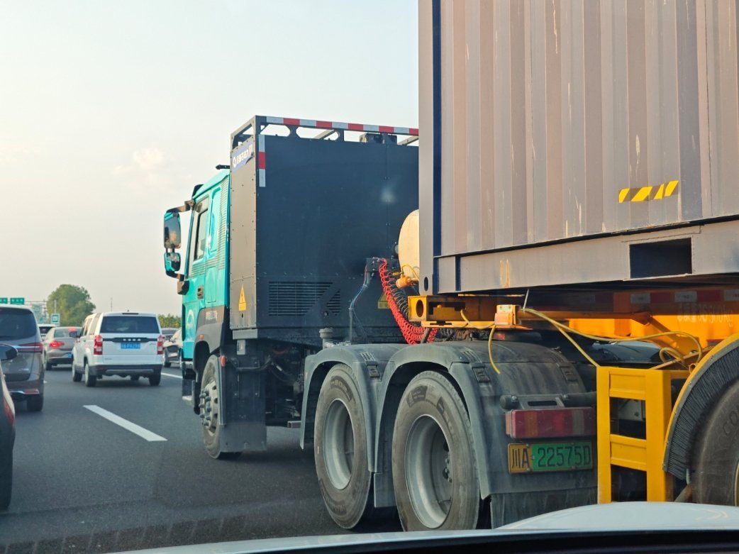 还是第一次在路上看到新能源挂车，这种跑长途能行吗？[允悲] ​​​