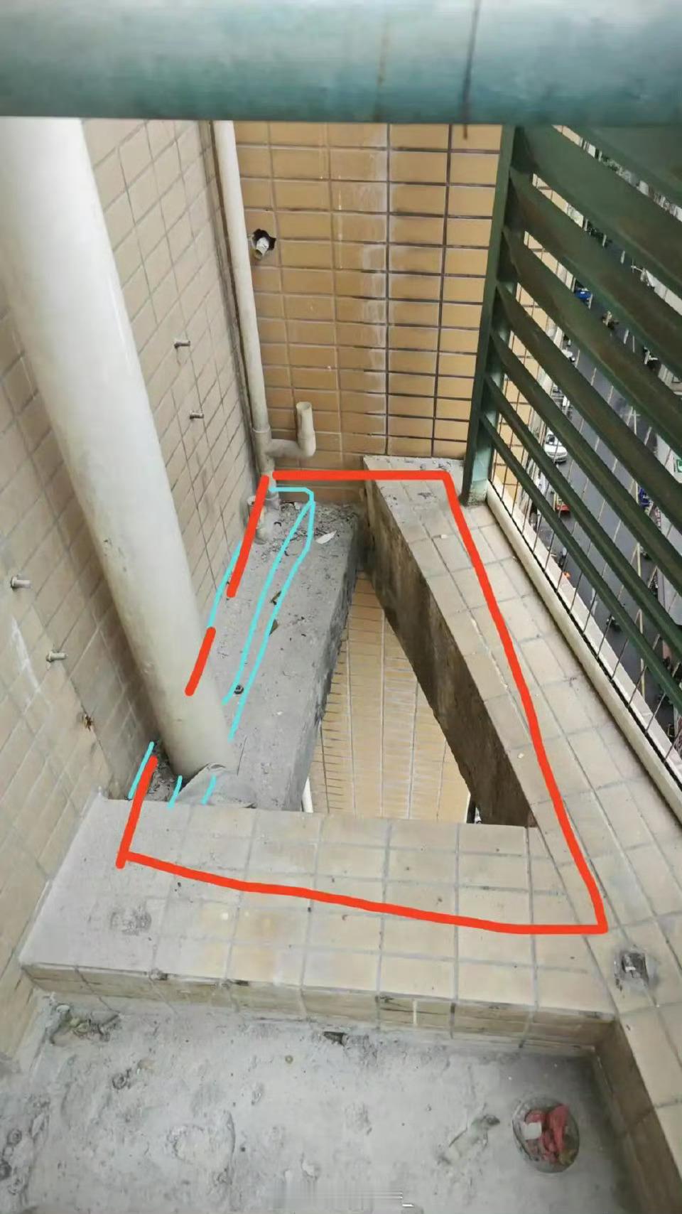 阳台三角区要怎么改造？急？打算封住，放东西，大家有什么好建议吗 ​​​