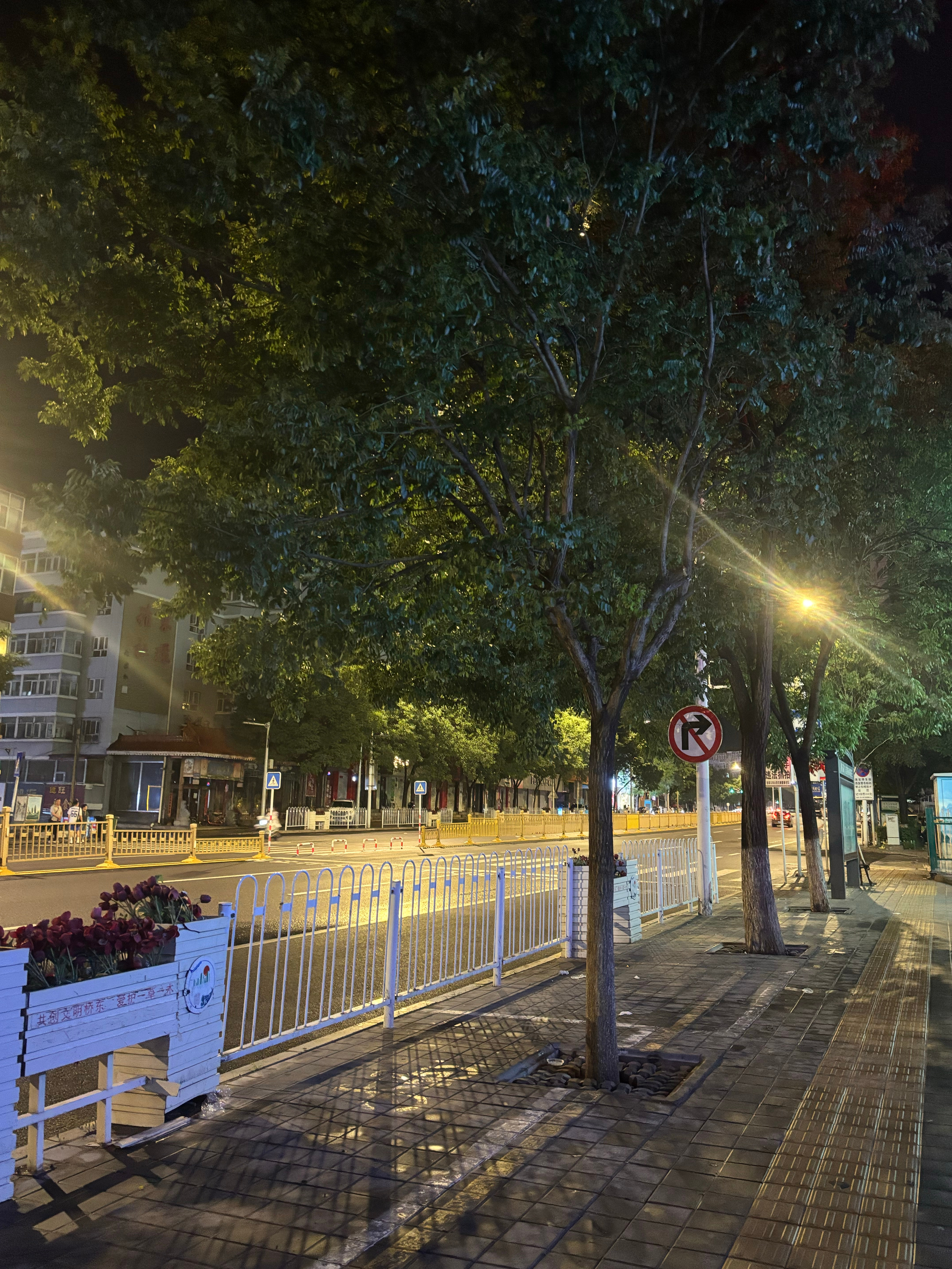 下班惹 依旧熟悉的大路🛣️今天下班的时候没有下雨 幸运之 