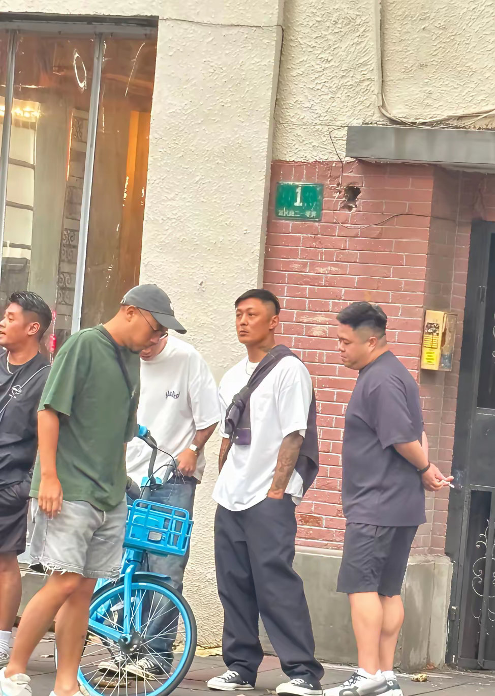 我敢打赌，别的不说，就论气场这一块，他绝对是全香港最有气场的男明星。 ​​​