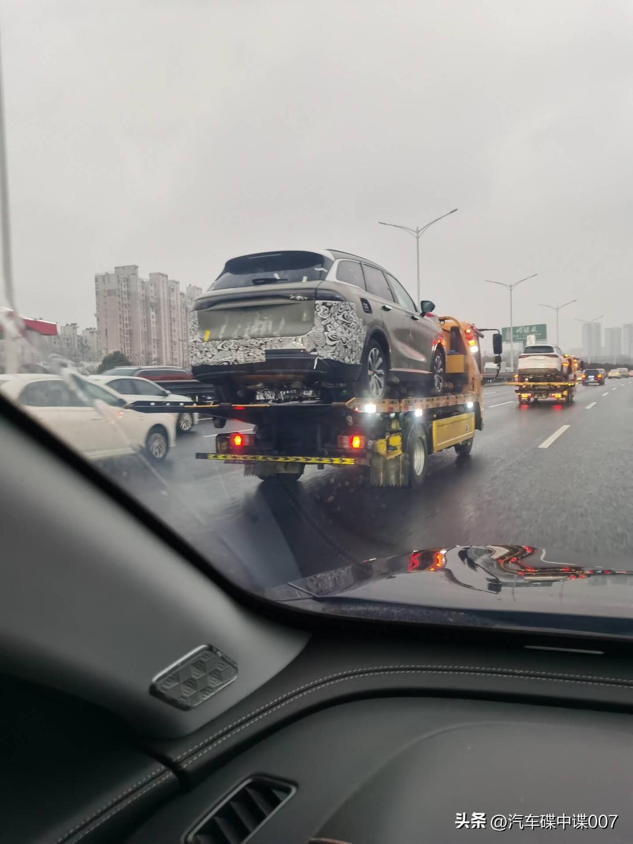 奇瑞风云T9改款路试车曝光。从谍照看，后保险杠和前脸会做设计变更，可这伪装搞得神