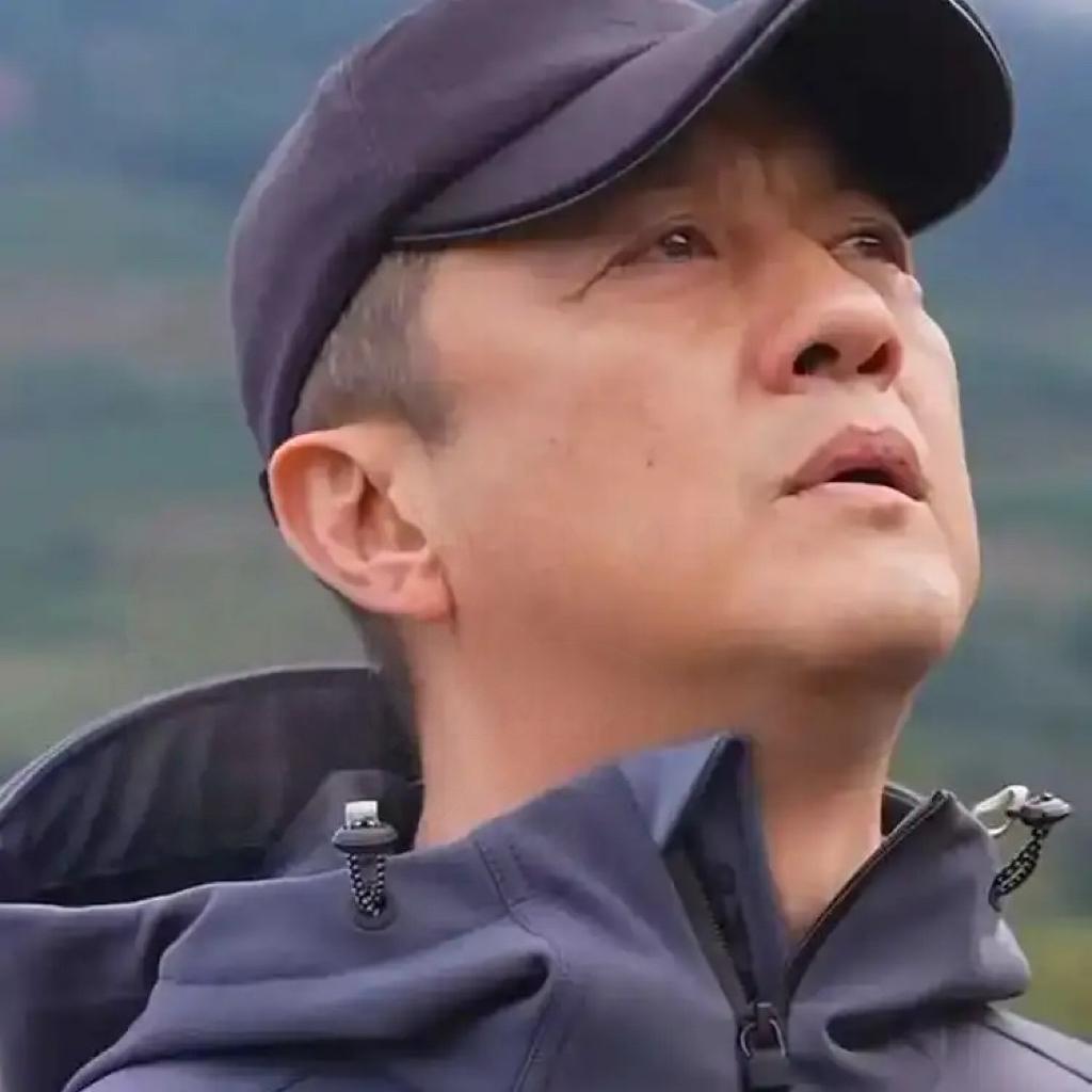 李亚鹏已经很难再结婚了！
原因太简单，不是因为他年纪大，
也不是因为他没钱，而是